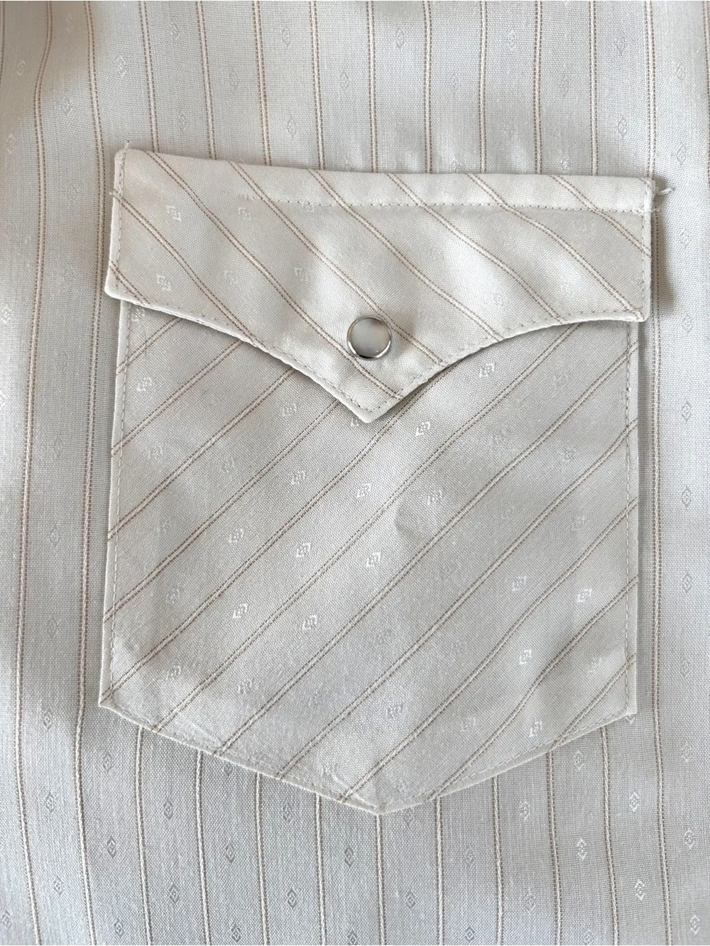 4/$20 Karman Pearl Snap Western Shirt Beige Stripe Cowboy Rodeo Long Tail L VTG